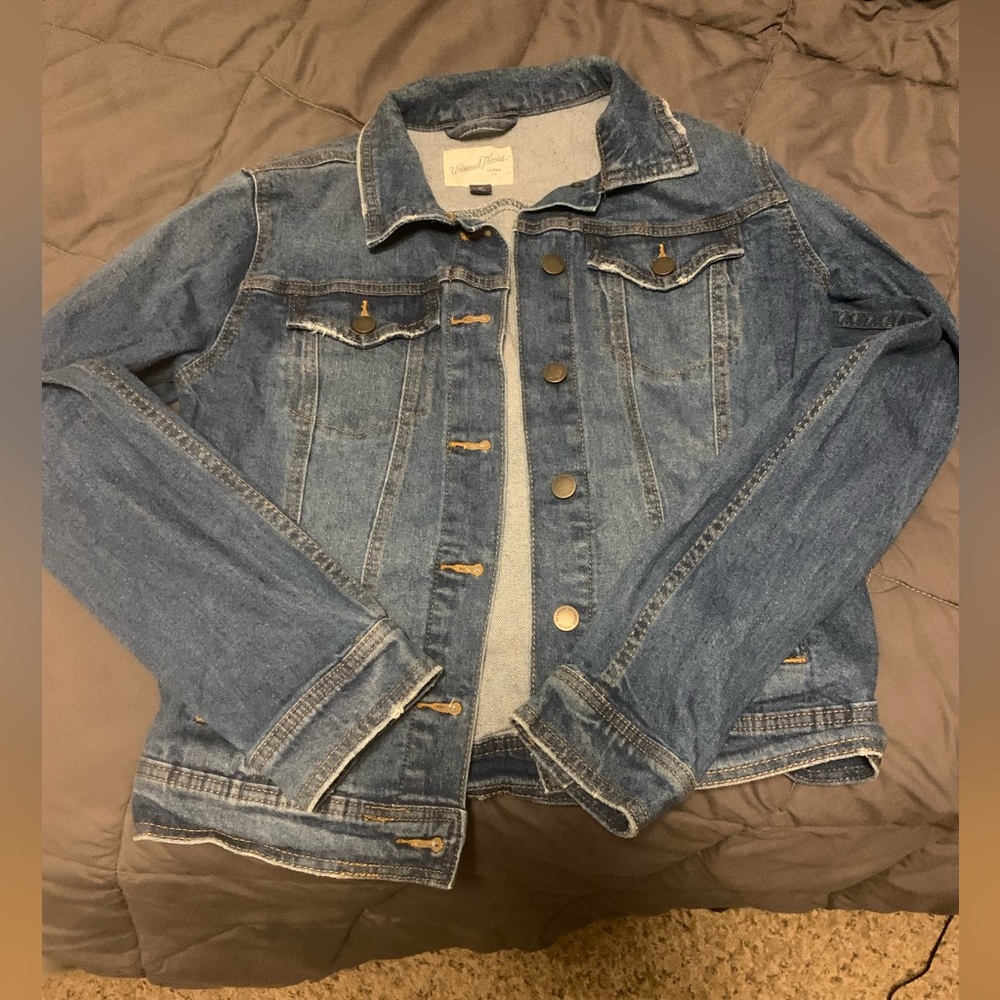 Buttoned jean jacket